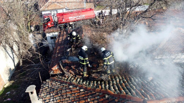 Edirne’de yangında müstakil evin çatısında hasar oluştu