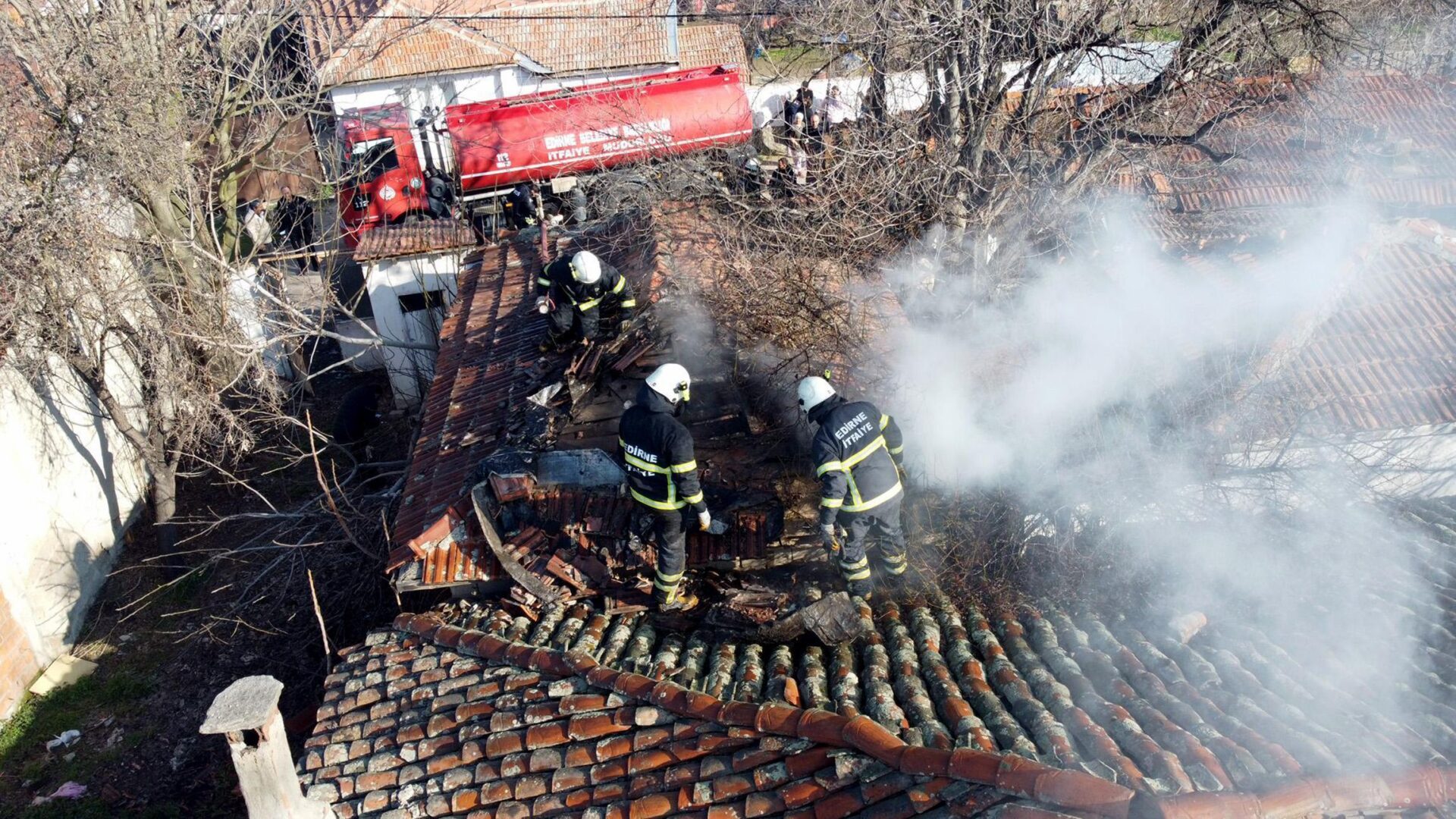 Edirne’de yangında müstakil evin çatısında hasar oluştu Edirne’de yangında müstakil evin çatısında hasar oluştu