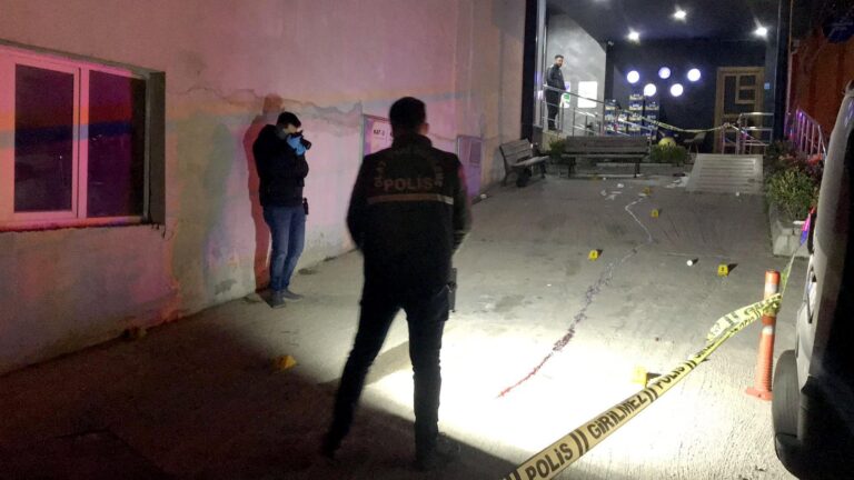 Eğlence mekanı çıkışı, husumetlilerine ateş açtı; 1 ölü, 2 yaralı | Çorlu’da Haber