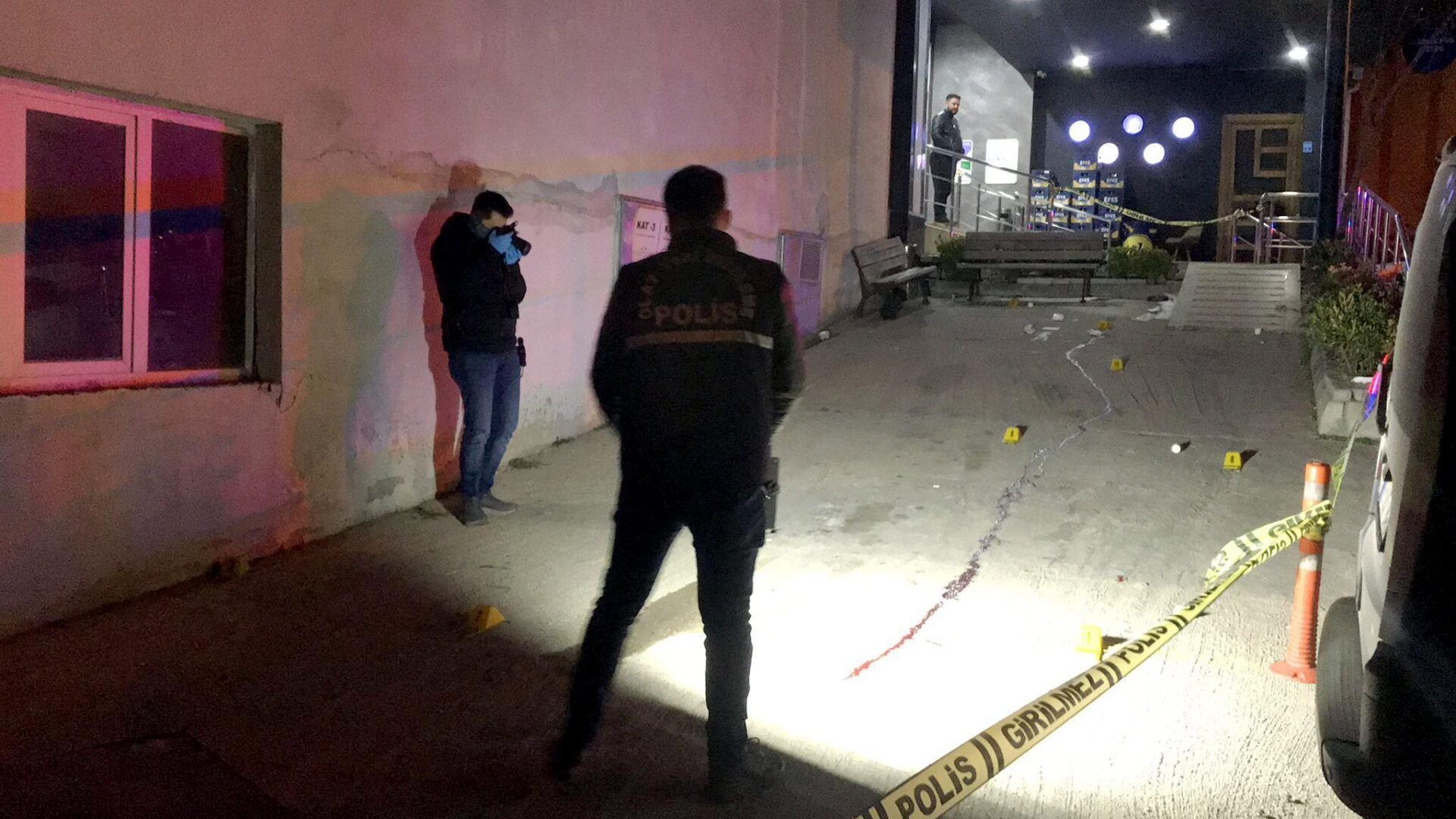 Eğlence mekanı çıkışı, husumetlilerine ateş açtı; 1 ölü, 2 yaralı | Çorlu’da Haber Eğlence mekanı çıkışı, husumetlilerine ateş açtı; 1 ölü, 2 yaralı | Çorlu’da Haber