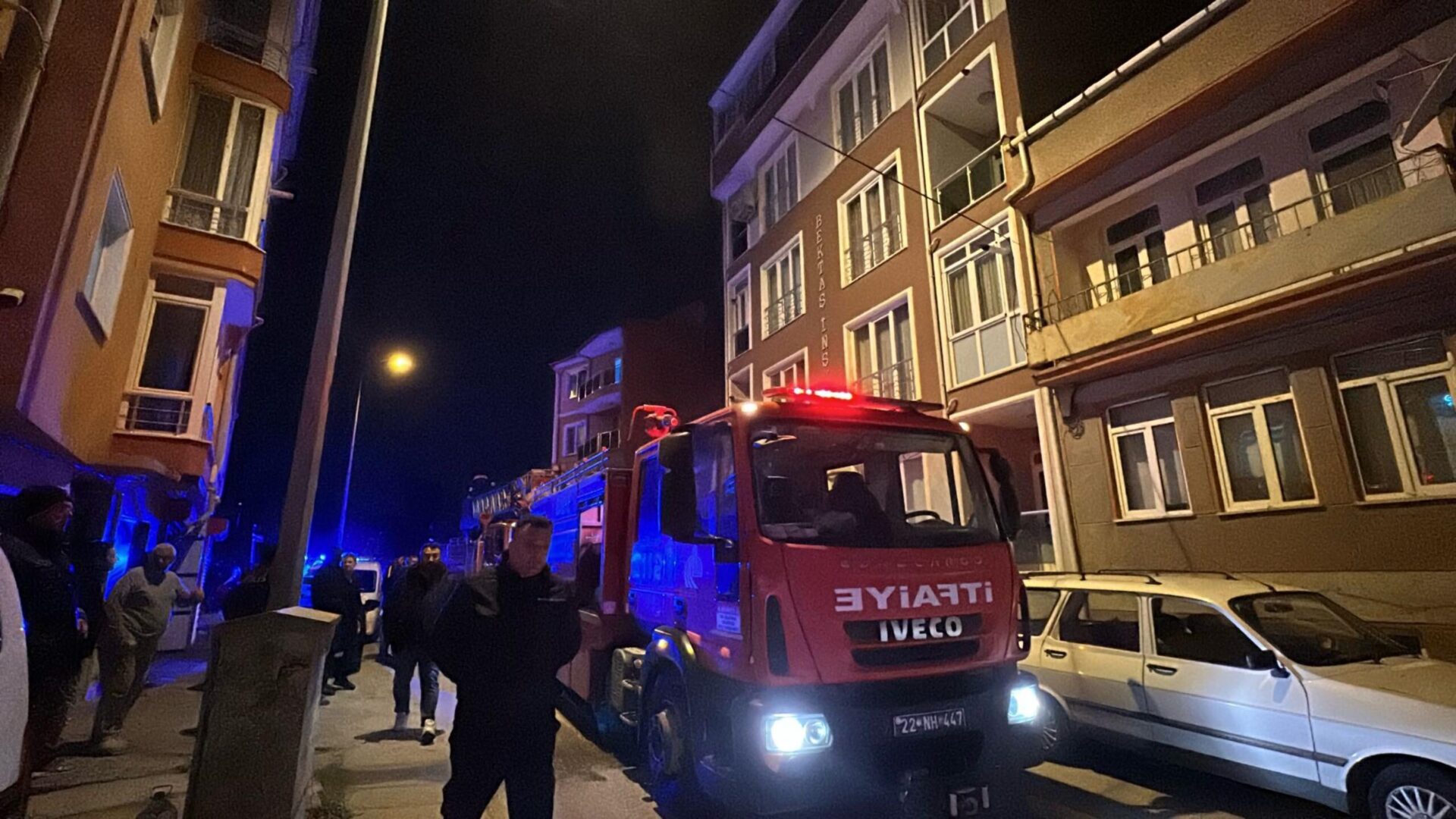 Evdeki kanepeyi ateşe verip, yangın çıkardı Evdeki kanepeyi ateşe verip, yangın çıkardı