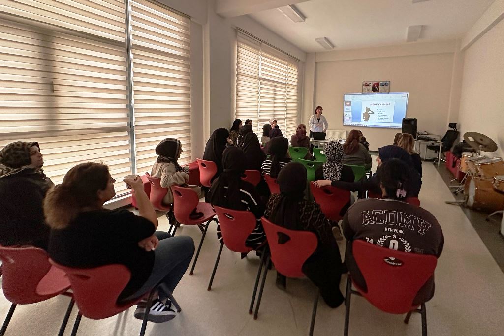Kadın Kursiyerlere Sağlık Eğitimi Verildi Kadın Kursiyerlere Sağlık Eğitimi Verildi
