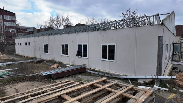 Mahalle Kreşi İçin Bağışlanan Prefabrik Yapıların Sökümüne Başlandı
