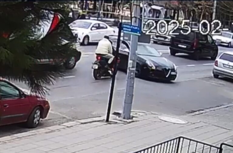 Otomobil ile çarpışan motosikletteki 2 kişi yaralandı; kaza kamerada | Çorlu’da Haber