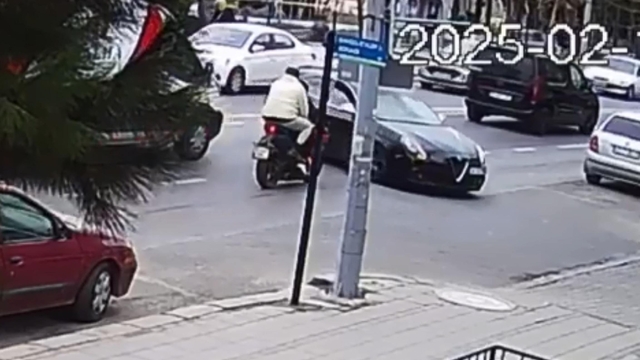 Otomobille Çarpışan Motosikletteki 2 Kişi Yaralandı