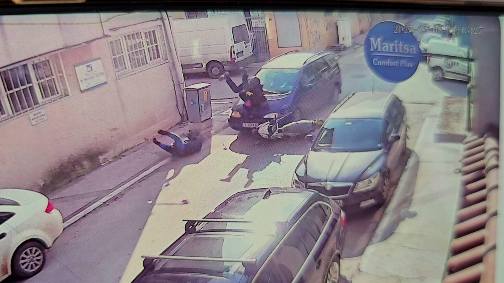 Otomobil ile motosiklet çarpıştı; 2 yaralı, kaza kamerada Otomobil ile motosiklet çarpıştı; 2 yaralı, kaza kamerada