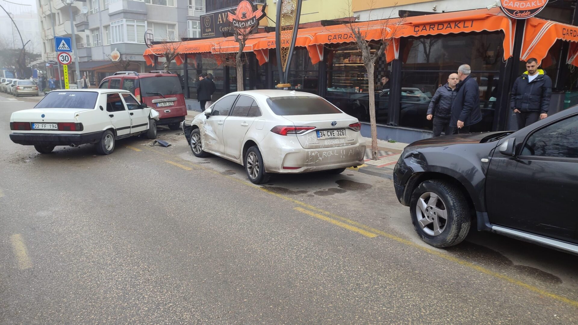 Otomobil, park halindeki 3 araca çarptı; 2 yaralı Otomobil, park halindeki 3 araca çarptı; 2 yaralı