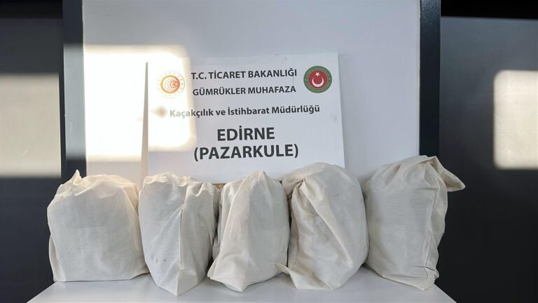 Pazarkule’de hafif ticari araçta 34,5 kilo uyuşturucu ele geçirildi