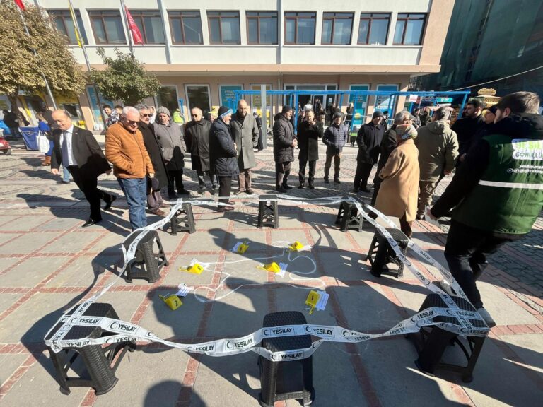 Sigaranın zararlarına dikkat çekmek için cadde ortasında ‘olay yeri’ sahnesi oluşturuldu