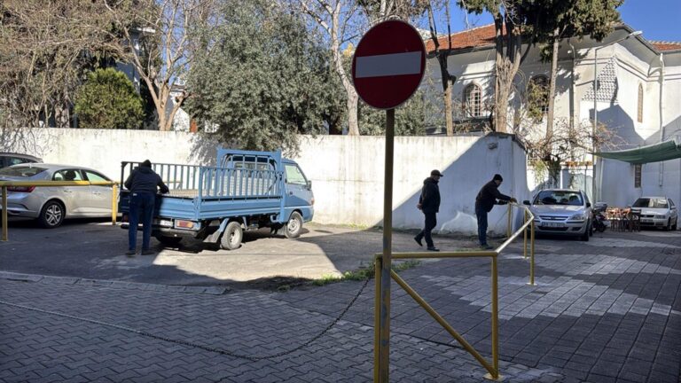 ‘Tapulu arazim’ deyip sokağı demir bariyerle kapattı | Çorlu’da Haber