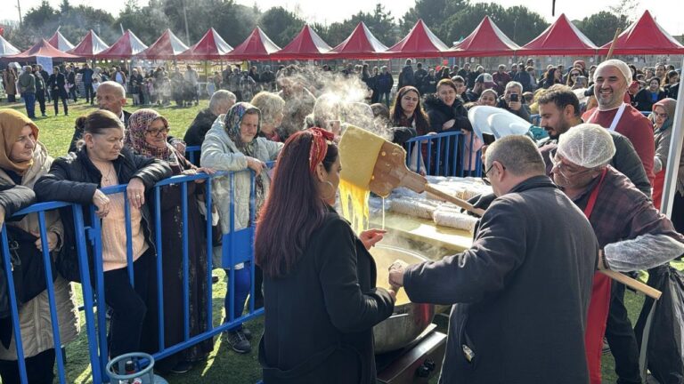 Tekirdağ’da 1 ton mıhlama dağıtıldı, 500 metre kuyruk oluştu | Çorlu’da Haber
