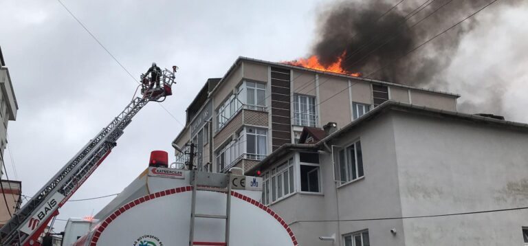 Çatı Yangını Büyümeden Söndürüldü