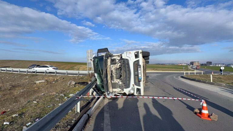 Çorlu’da Devrilen TIR’ın Sürücüsü Sıkıştı!