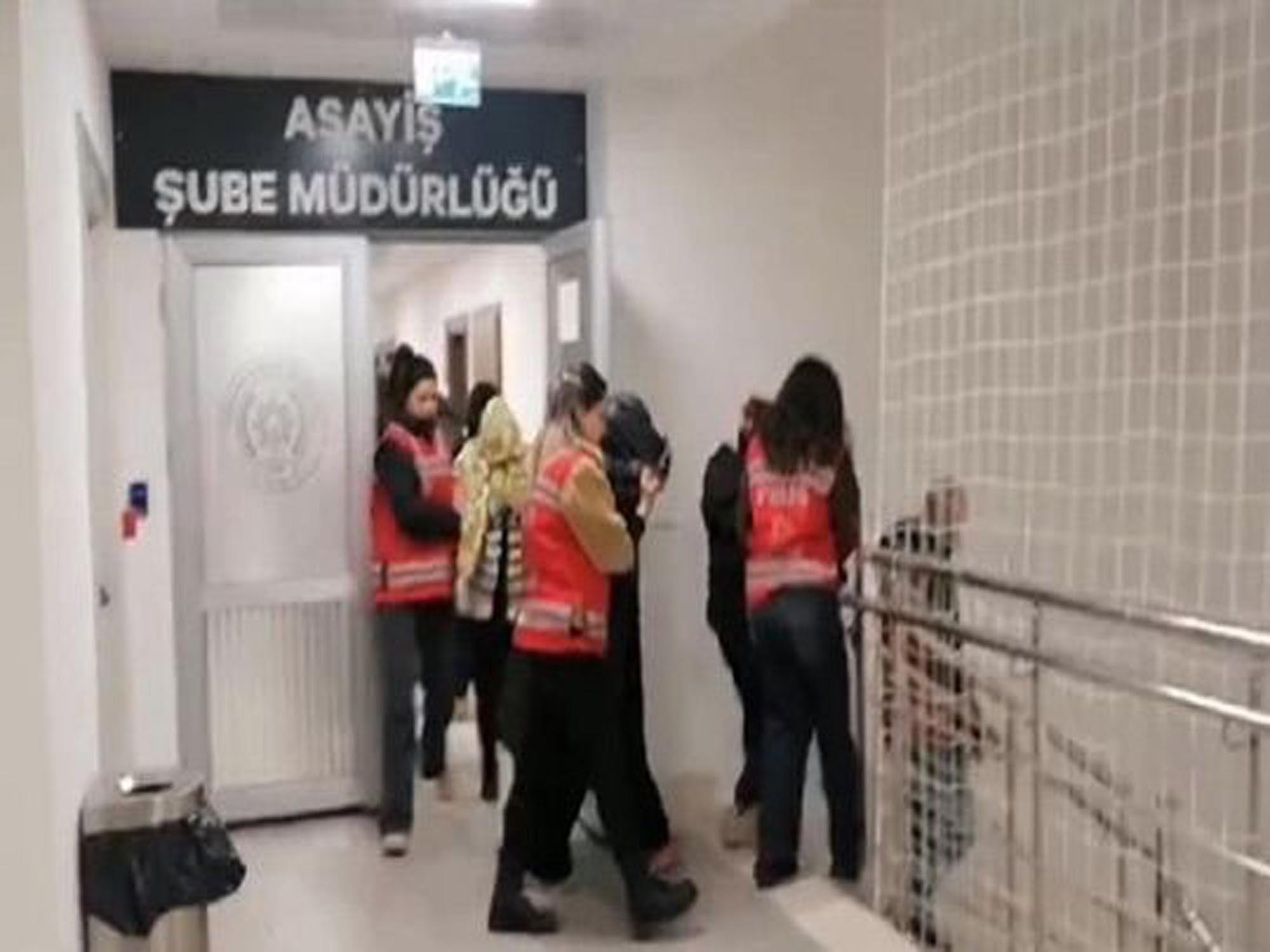 Masaj Salonlarına Fuhuş Operasyonu: 1 Tutuklu, 11 Kadın Kurtarıldı Masaj Salonlarına Fuhuş Operasyonu: 1 Tutuklu, 11 Kadın Kurtarıldı