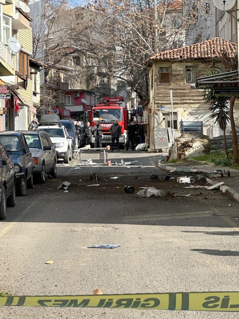 Sinir Krizi Geçiren Kişi Balkondan Eşya Fırlattı