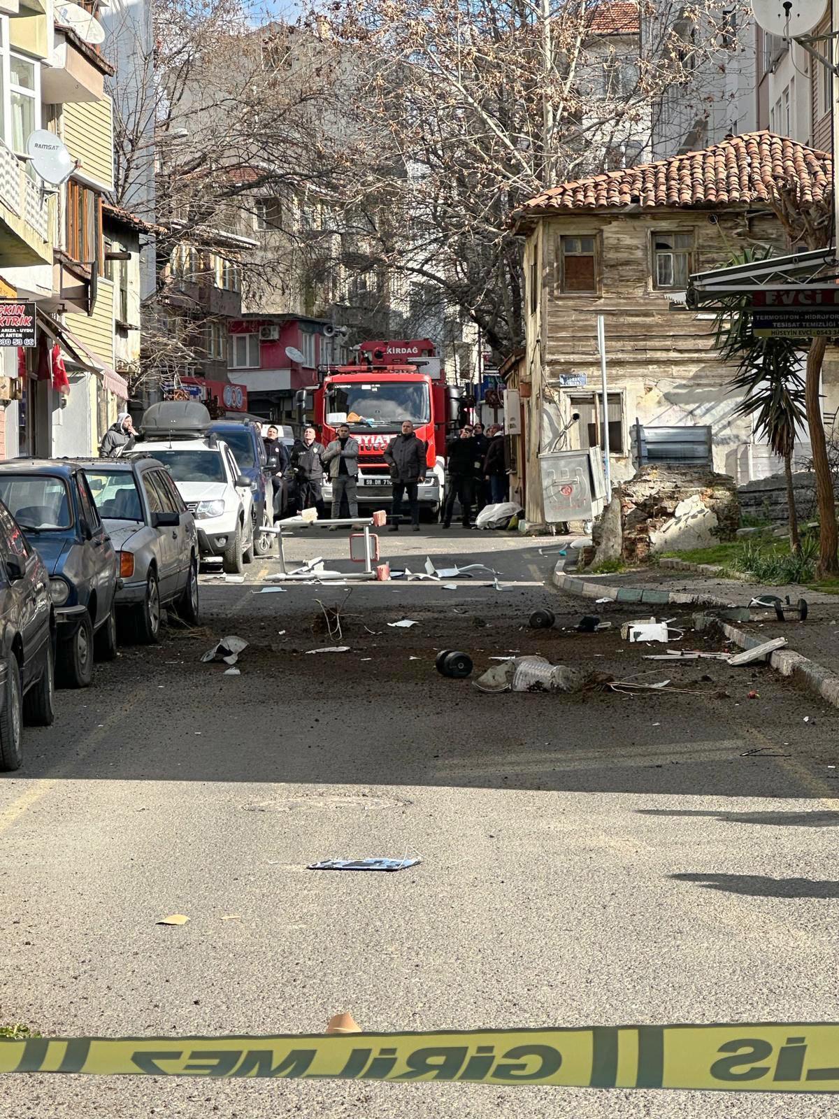 Sinir Krizi Geçiren Kişi Balkondan Eşya Fırlattı Sinir Krizi Geçiren Kişi Balkondan Eşya Fırlattı