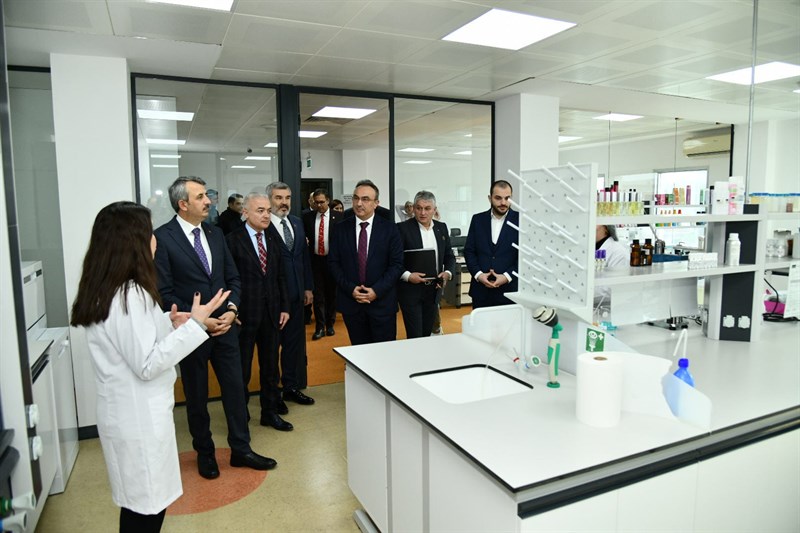 Vali Soytürk Edirne Valisi Sezer ve Kırklareli Valisi Turan İle Birlikte Atak Kozmetik’in Üretim Alanını Gezdi Vali Soytürk Edirne Valisi Sezer ve Kırklareli Valisi Turan İle Birlikte Atak Kozmetik’in Üretim Alanını Gezdi