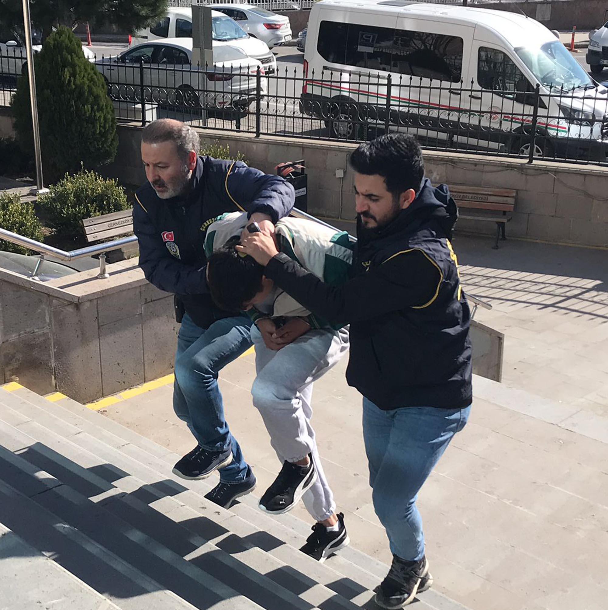 Villadan hırsızlık şüphelileri 120 saatlik kamera görüntüleri incelenerek yakalandı | Çorlu’da Haber Villadan hırsızlık şüphelileri 120 saatlik kamera görüntüleri incelenerek yakalandı | Çorlu’da Haber