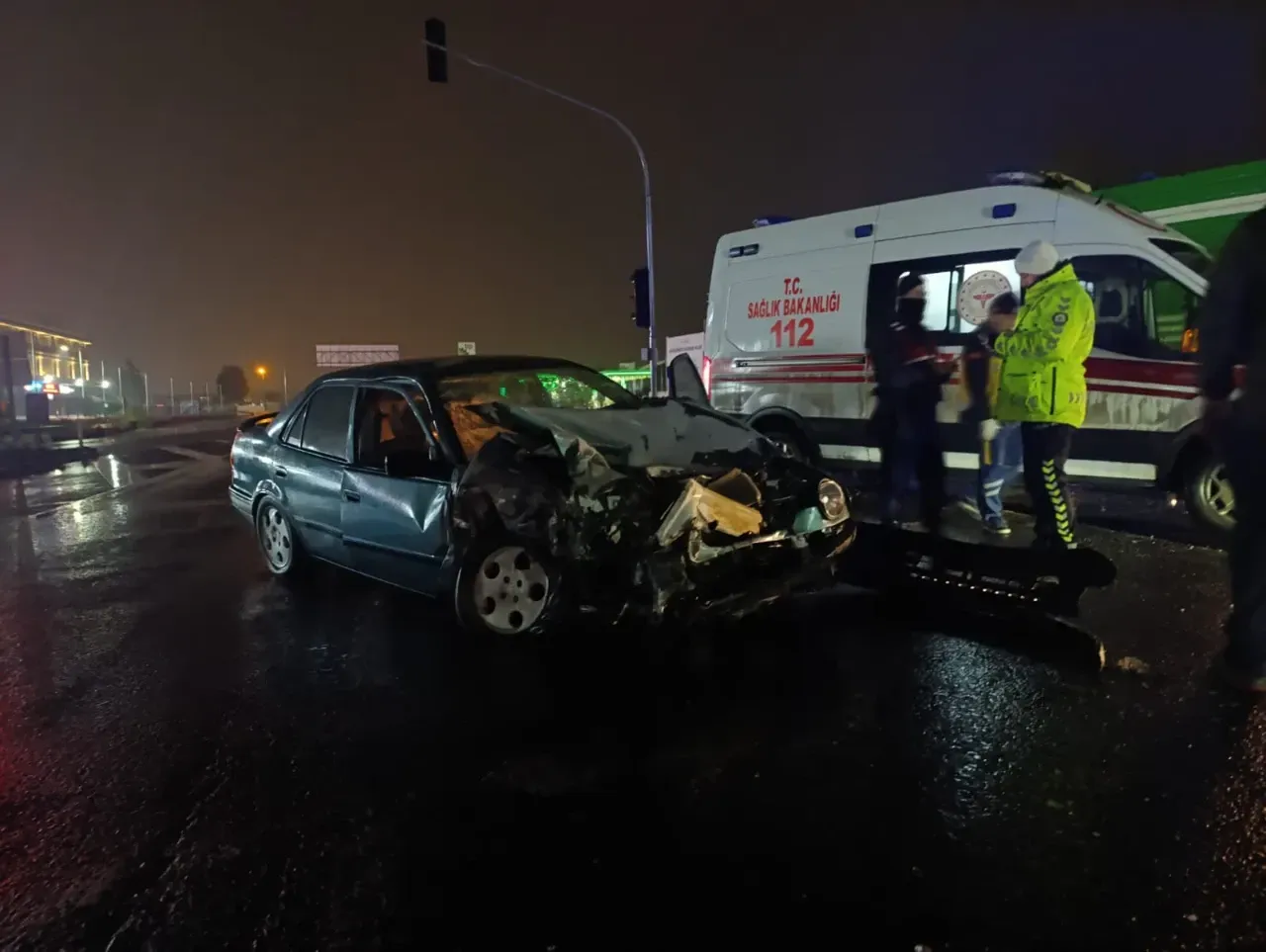 Otomobil ile Kamyon Çarpıştı: 1 Yaralı Otomobil ile Kamyon Çarpıştı: 1 Yaralı