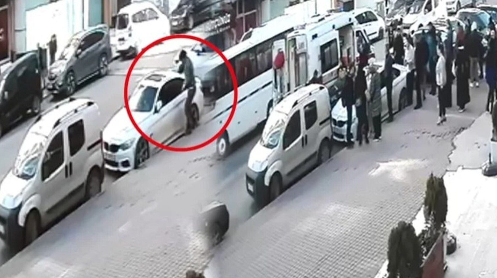 Ölüm Onu Böyle Buldu: Güvenlik Kamerasına Yansıdı Ölüm Onu Böyle Buldu: Güvenlik Kamerasına Yansıdı