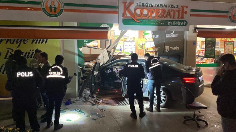 Alkollü sürücünün otomobille yayalara çarpıp, markete girdiği kaza kamerada: 3 yaralı | Çorlu’da Haber
