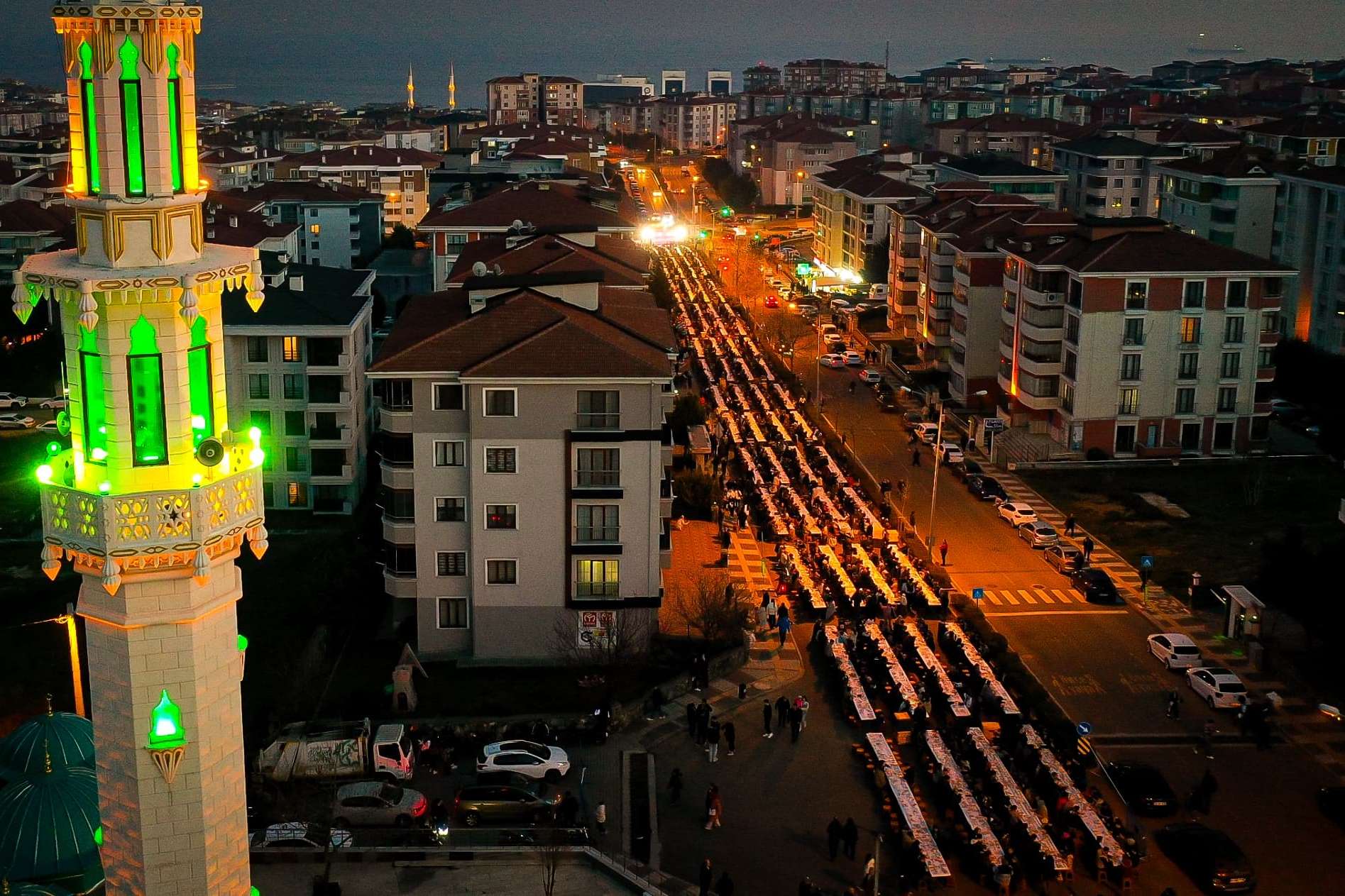 Atatürk ve Yavuz Mahallelerinde Binlerce Kişi Halk Sofralarında Buluştu Atatürk ve Yavuz Mahallelerinde Binlerce Kişi Halk Sofralarında Buluştu