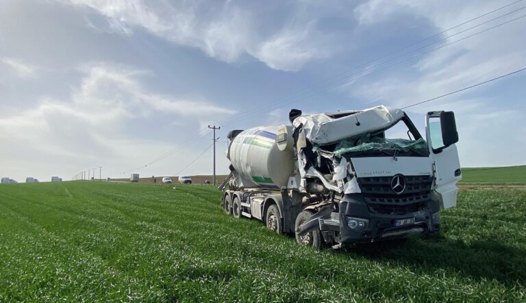 Beton mikseri, direğe çarpıp tarlaya girdi: sürücü yaralı | Çorlu’da Haber
