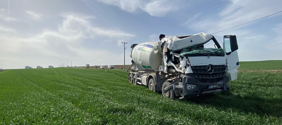 BETON MİKSERİ ELEKTRİK DİREKLERİNE ÇARPTI, 1 YARALI BETON MİKSERİ ELEKTRİK DİREKLERİNE ÇARPTI, 1 YARALI