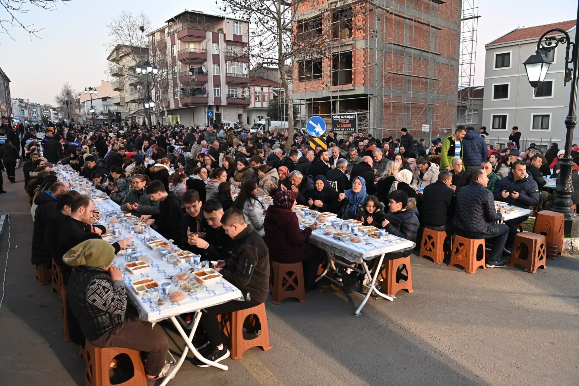 Çınarlı Mahallesi Halk Sofrasında 5 Bin Kişi Oruç Açtı Çınarlı Mahallesi Halk Sofrasında 5 Bin Kişi Oruç Açtı