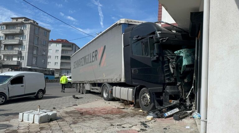 Dükkana çarpan TIR’ın şoförü yaralandı | Çorlu’da Haber