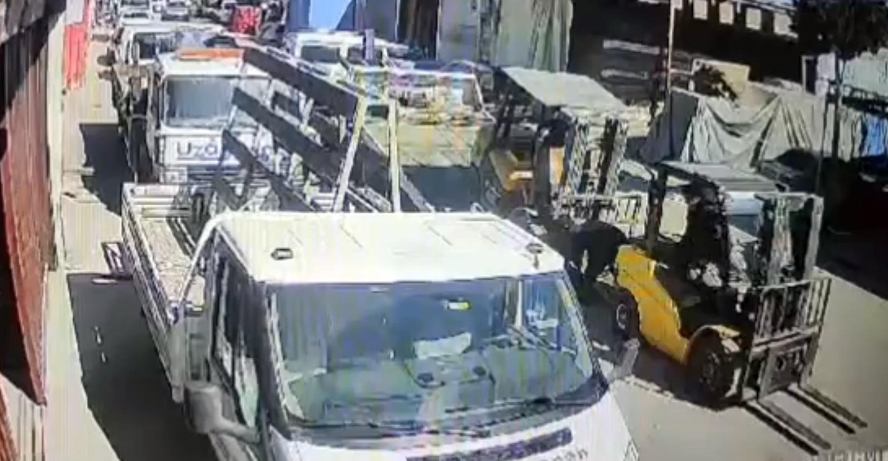 Edirne iki forkliftin arasında sıkışan işçi, yaşamını yitirdi Edirne iki forkliftin arasında sıkışan işçi, yaşamını yitirdi