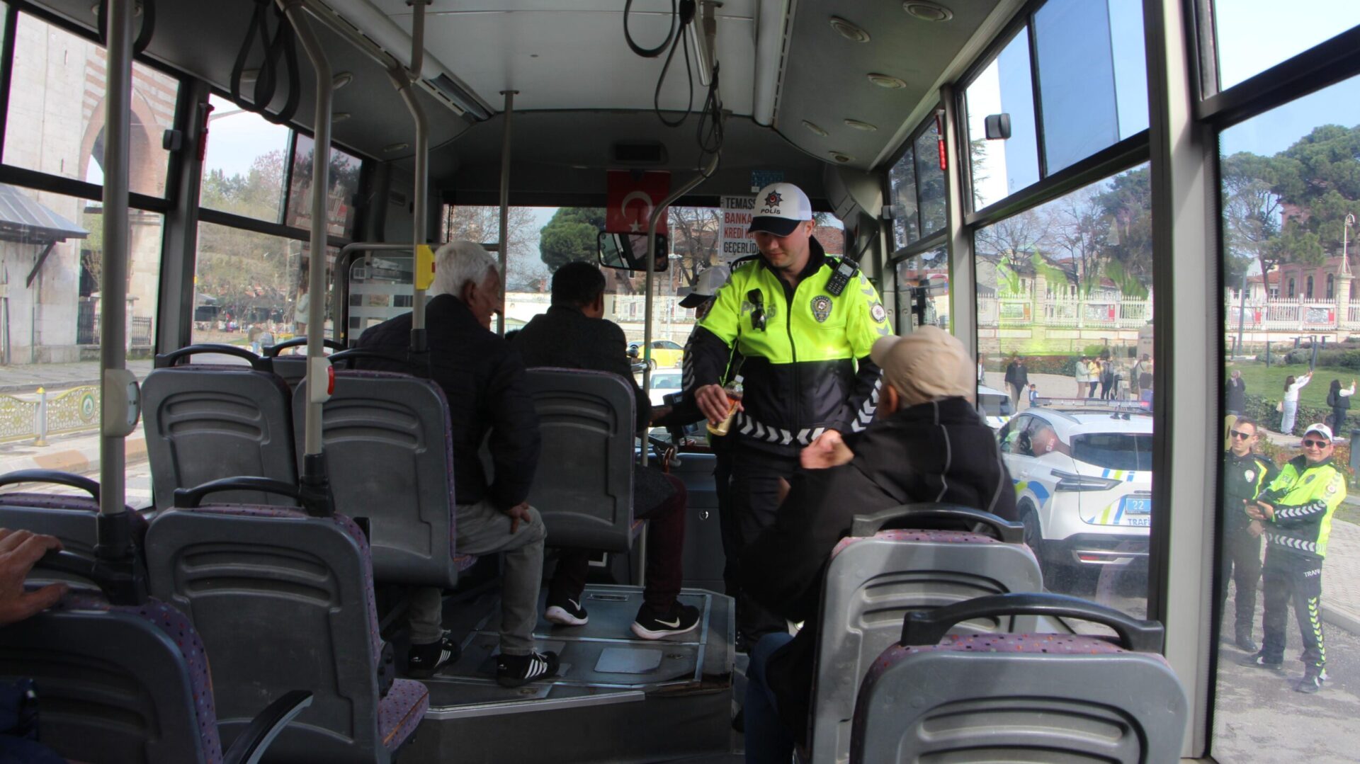 Edirne polisinden trafik denetiminde bayram şekeri ikramı Edirne polisinden trafik denetiminde bayram şekeri ikramı