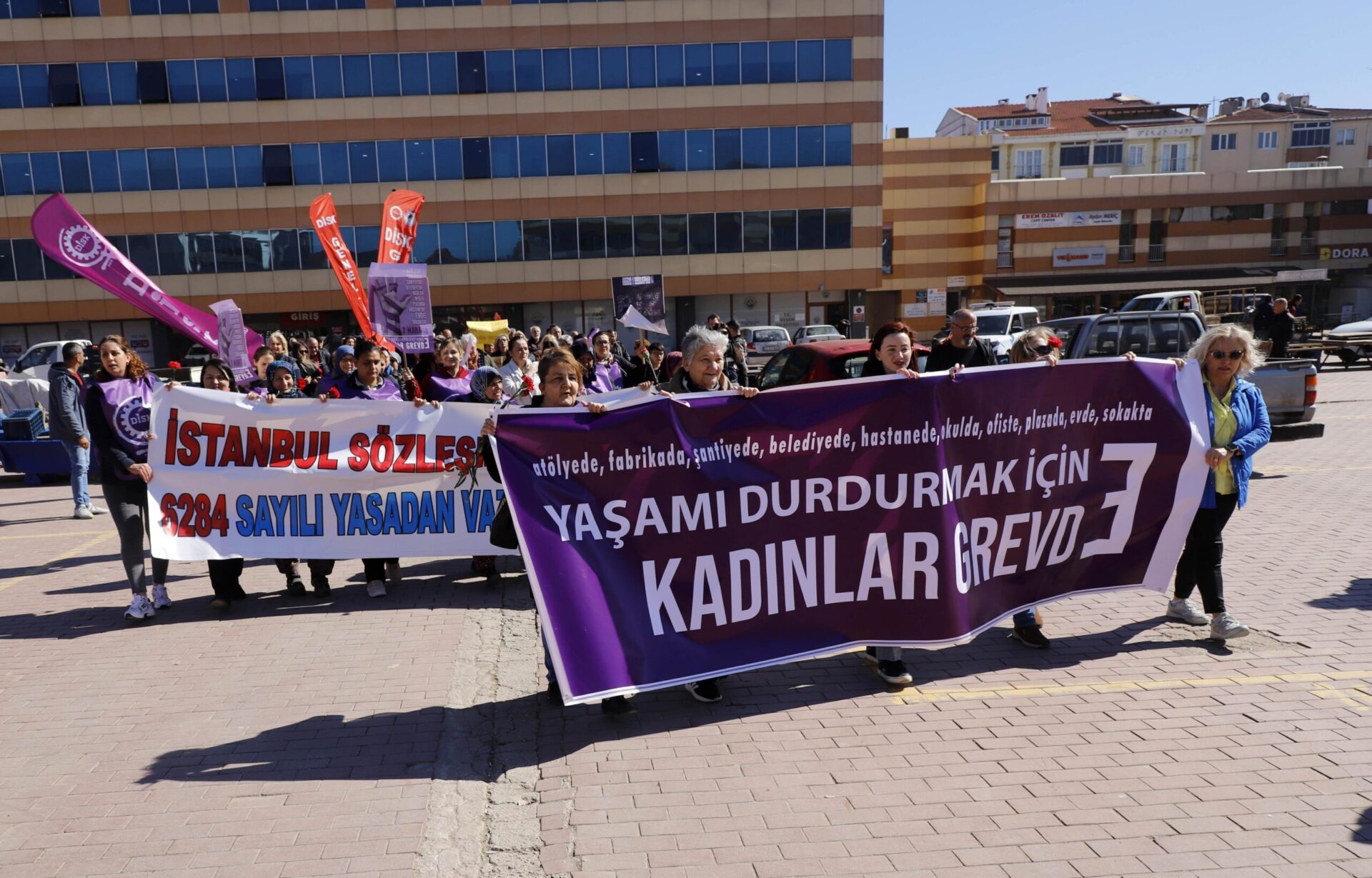 Edirne’de DİSK’e bağlı çalışan kadınlar, 1 günlük iş bırakıp yürüyüş yaptı Edirne’de DİSK’e bağlı çalışan kadınlar, 1 günlük iş bırakıp yürüyüş yaptı