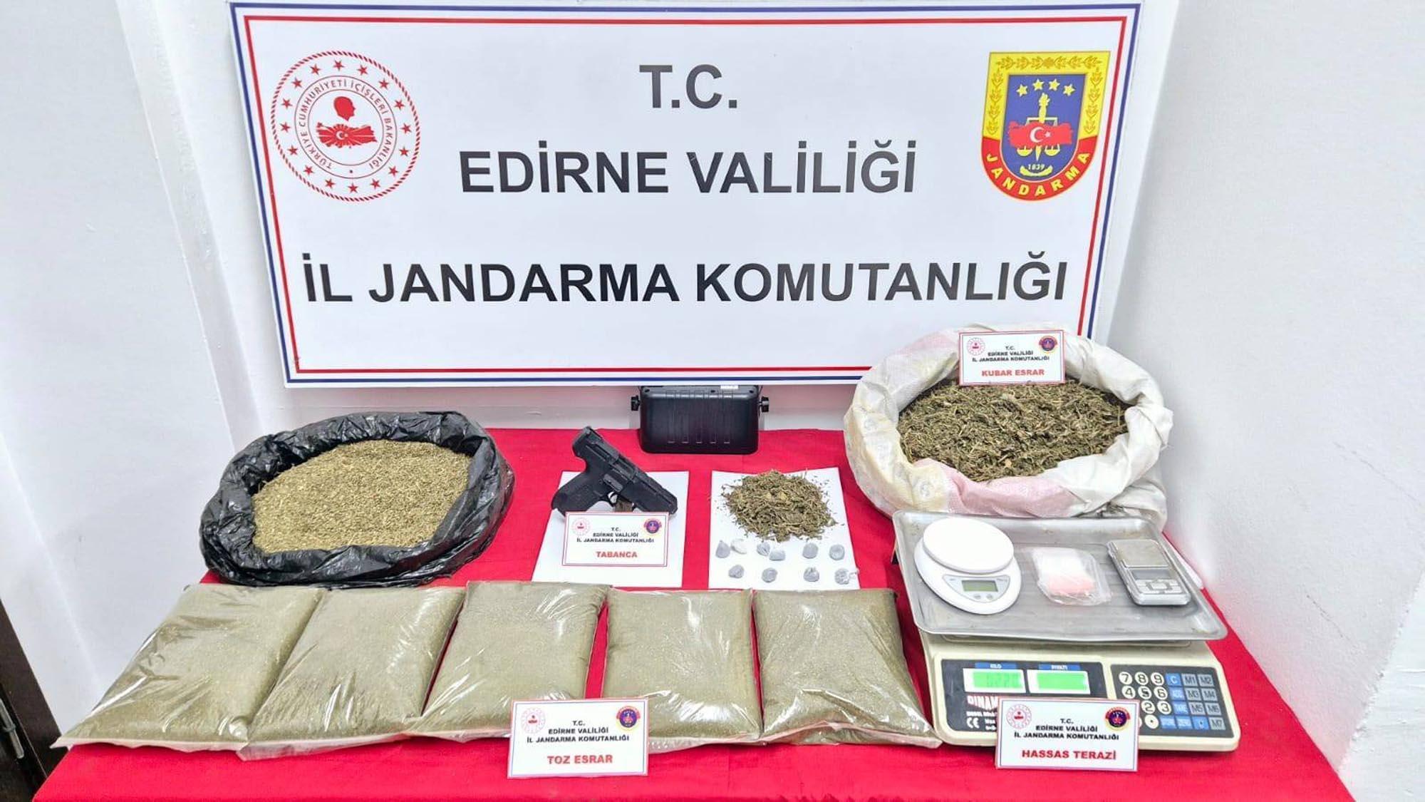 Edirne’de evlerinde uyuşturucu ele geçirilen 2 şüpheli tutuklandı Edirne’de evlerinde uyuşturucu ele geçirilen 2 şüpheli tutuklandı