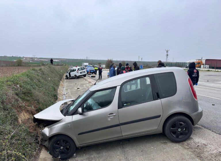 Edirne’de iki otomobil çarpıştı; 5 yaralı