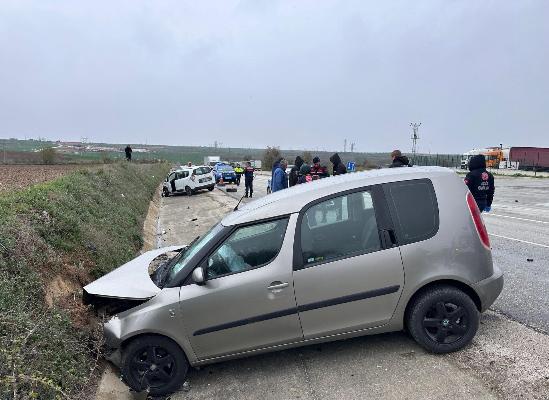 Edirne’de iki otomobil çarpıştı; 5 yaralı Edirne’de iki otomobil çarpıştı; 5 yaralı