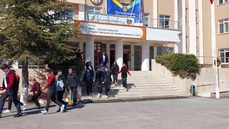 Edirne’de lisede deprem tahliye tatbikatı düzenlendi