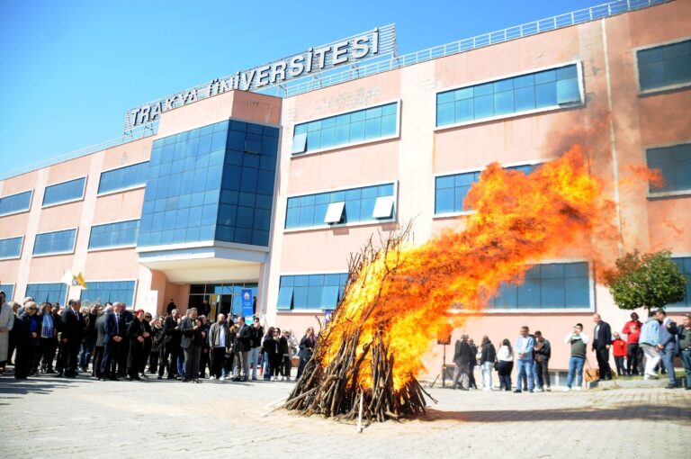 Edirne’de nevruz kutlamaları; ateş üzerinden atlayıp, yumurta tokuşturdular