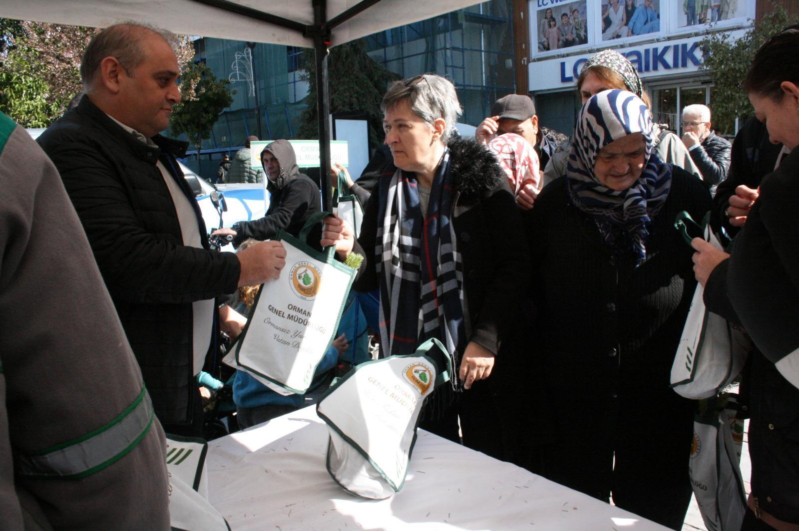 Edirne’de Orman Haftası’nda vatandaşlara 2 bin fidan dağıtıldı Edirne’de Orman Haftası’nda vatandaşlara 2 bin fidan dağıtıldı