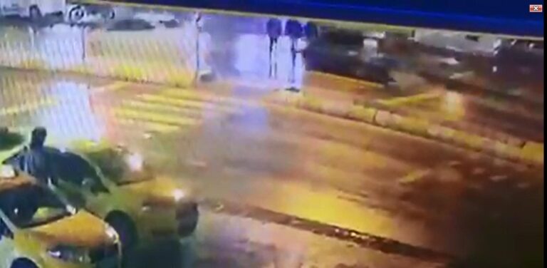 Edirne’de otomobilin ‘yaya geçidi’nde çarptığı 3 kişi yaralandı; kaza kamerada