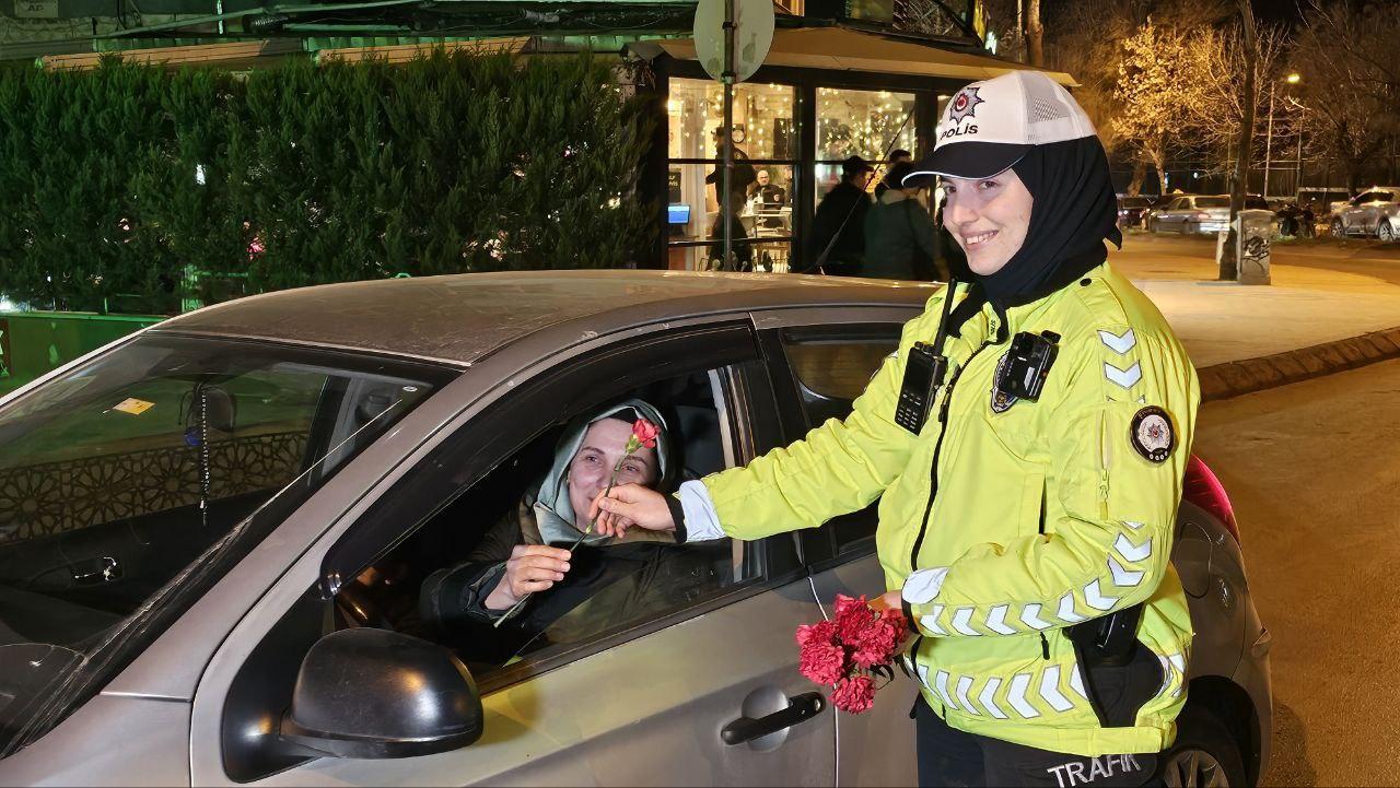 Edirne’de trafik polisleri kadın sürücülere çiçek hediye etti Edirne’de trafik polisleri kadın sürücülere çiçek hediye etti