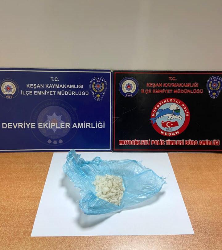 Edirne’de üzerinde uyuşturucuyla yakalanan şüpheliye gözaltı