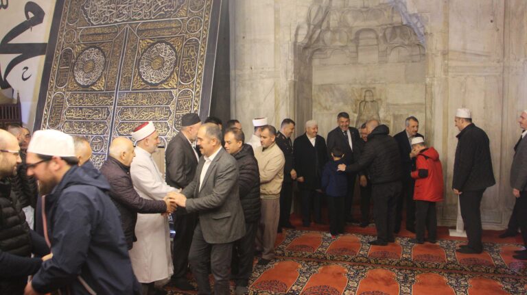 Edirne’de vatandaşlar bayram namazında Eski Cami’yi doldurdu