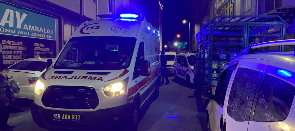 ERKEK ARKADAŞINI BIÇAKLADI ERKEK ARKADAŞINI BIÇAKLADI