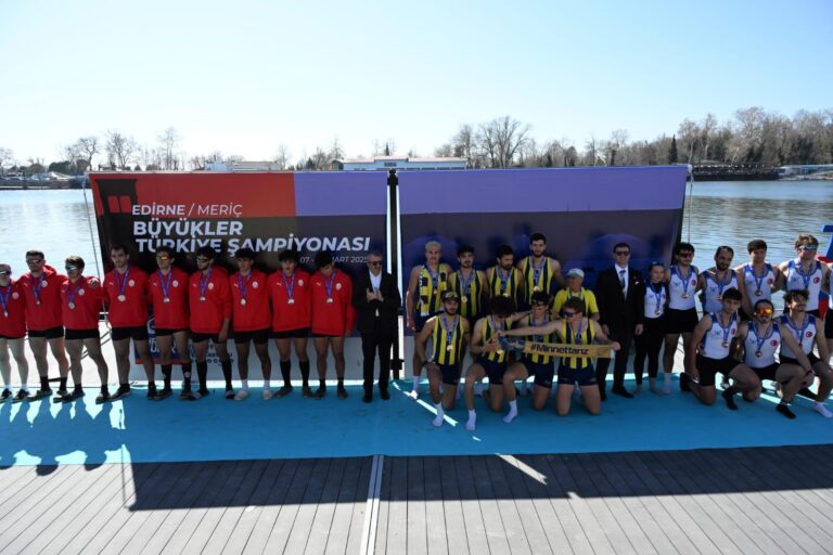 Fenerbahçe, Büyükler Türkiye Kürek Şampiyonası’nda takım halinde birinci oldu