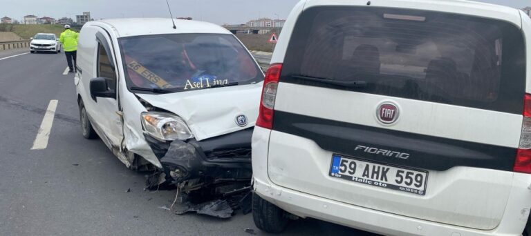 Hafif Ticari Araçlar Çarpıştı; 3 Yaralı