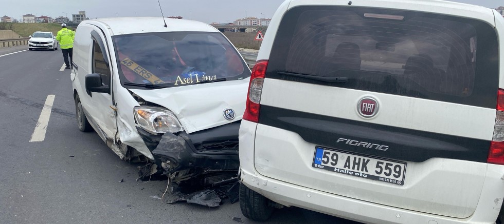 Hafif Ticari Araçlar Çarpıştı; 3 Yaralı Hafif Ticari Araçlar Çarpıştı; 3 Yaralı
