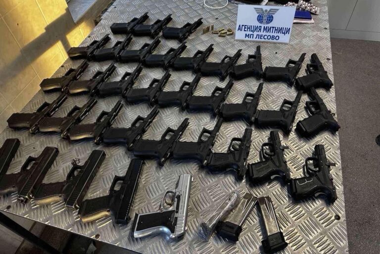 Hollanda’ya giden otomobilde 35 tabanca ele geçirildi