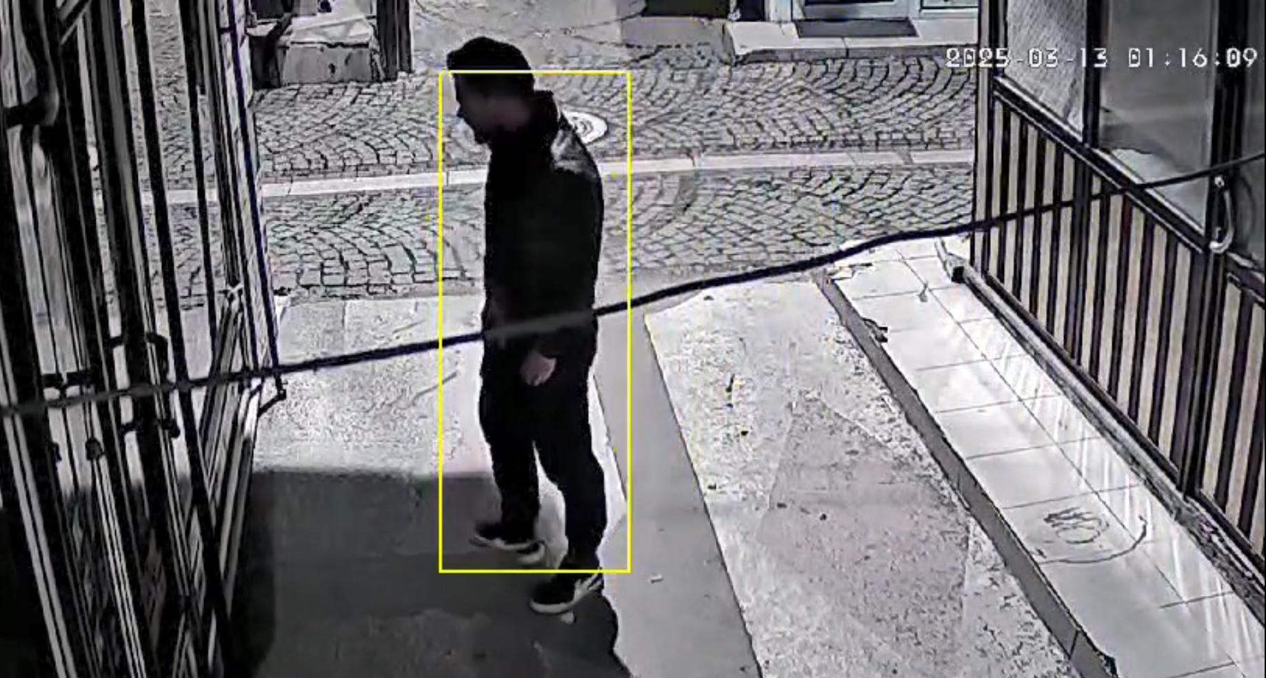 İş yerinin camını beton kalıpla kırıp, tablet ve cep telefonları çaldı; o anlar kamerada İş yerinin camını beton kalıpla kırıp, tablet ve cep telefonları çaldı; o anlar kamerada