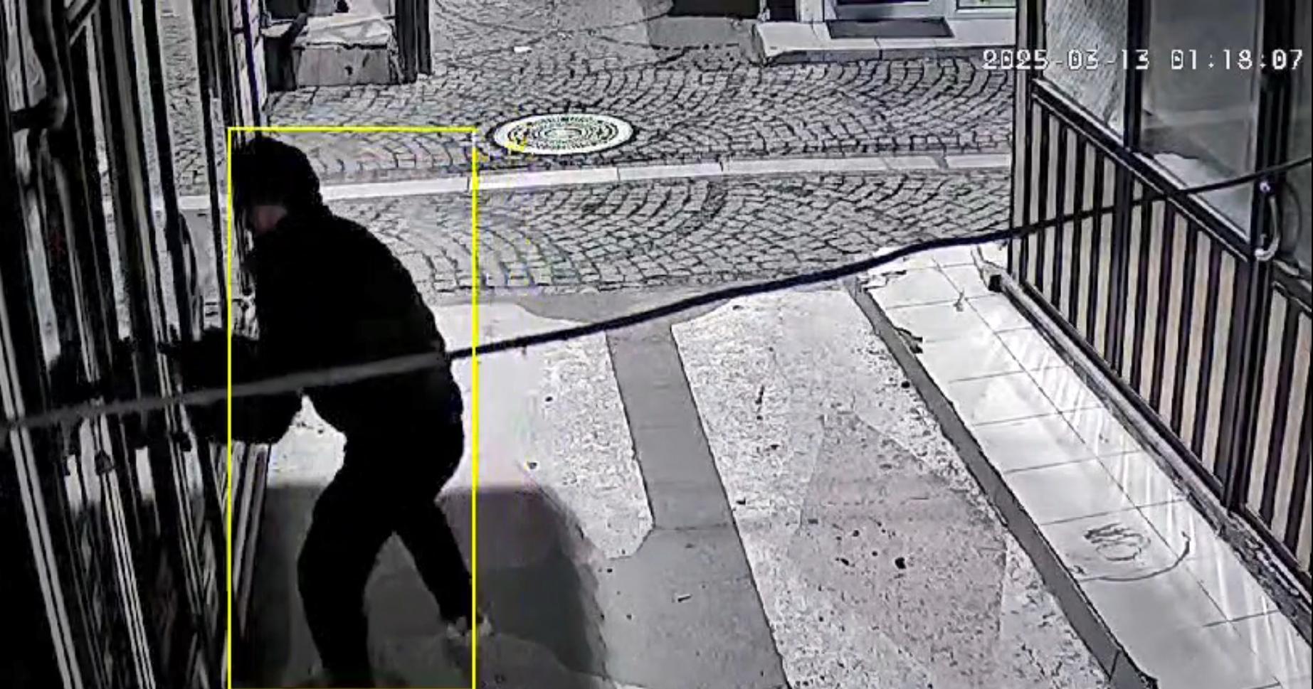 İş yerinin camını beton kalıpla kırıp tablet ve cep telefonu çalan şüpheli yakalandı İş yerinin camını beton kalıpla kırıp tablet ve cep telefonu çalan şüpheli yakalandı